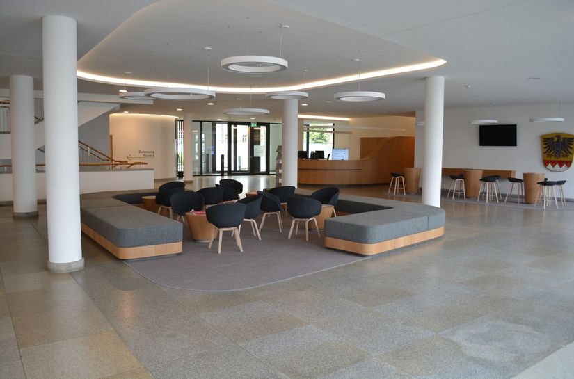 Landratsamt Schweinfurt Haupteingang An Alter Stelle Mit Neuer Barrierefreier Ausstattung