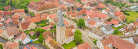 Luftaufnahme des Marktplatzes von Zeilitzheim mit Kirchturm