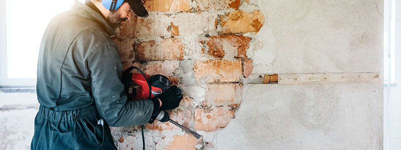 Handwerker bei Arbeiten an einer Wand